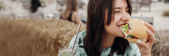 再生可能な植物由来原材料を使用