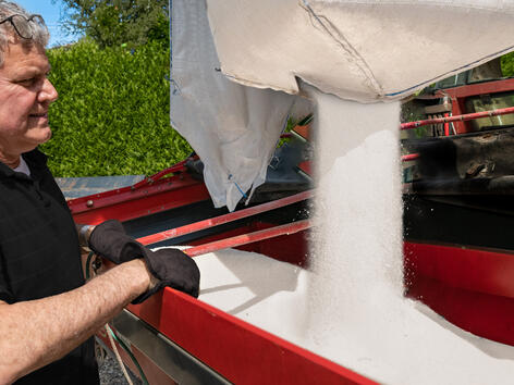 ARBOCEL Anti-Dust でほこりの舞い上がりを防ぐ。