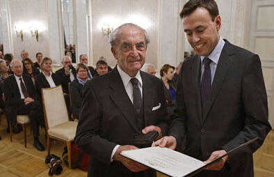 ヨゼフ・レッテンマイヤー氏にビジネス・メダルを授与